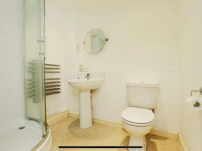 20 Holland Close Bathroom