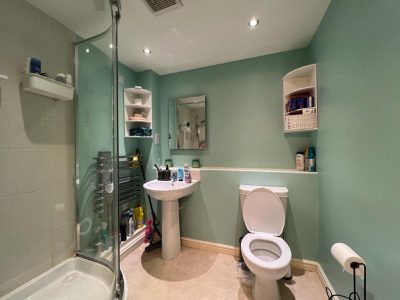 22 Holland Close Bathroom