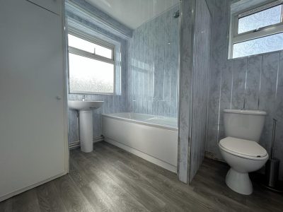 24 Beaufort Avenue Bathroom