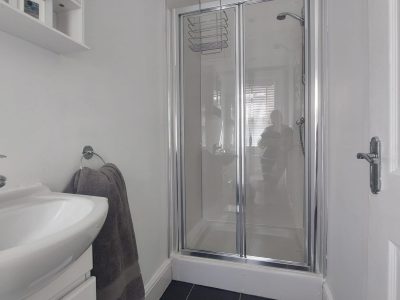Flat 1 154 Ashby Road Ensuite bathroom Shower