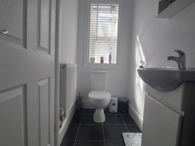 Flat 1 154 Ashby Road Ensuite bathroom