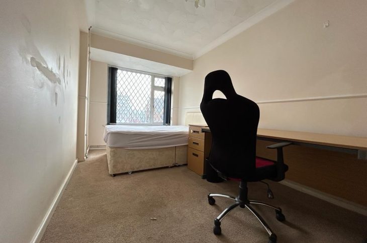 73 Holywell Drive