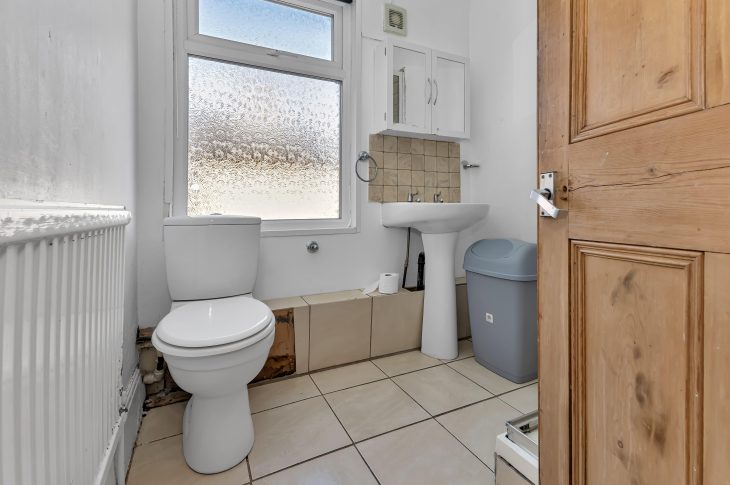 8 Radmoor Road Bathroom